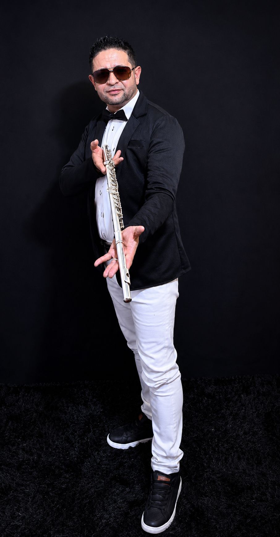 Flautista y saxofonista en Bogotá con corbatín y flauta traversa plateada
