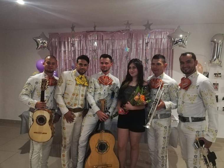 Serenata de cumpleaños con mariachi juvenil en un salón de eventos de Bogotá
