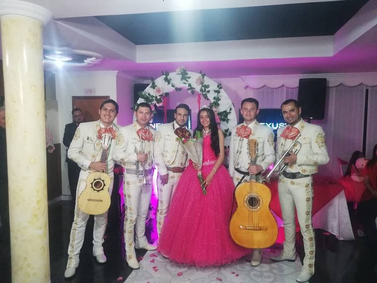 Mariachi juvenil acompañando a una quinceañera en una fiesta de quince años en Bogotá