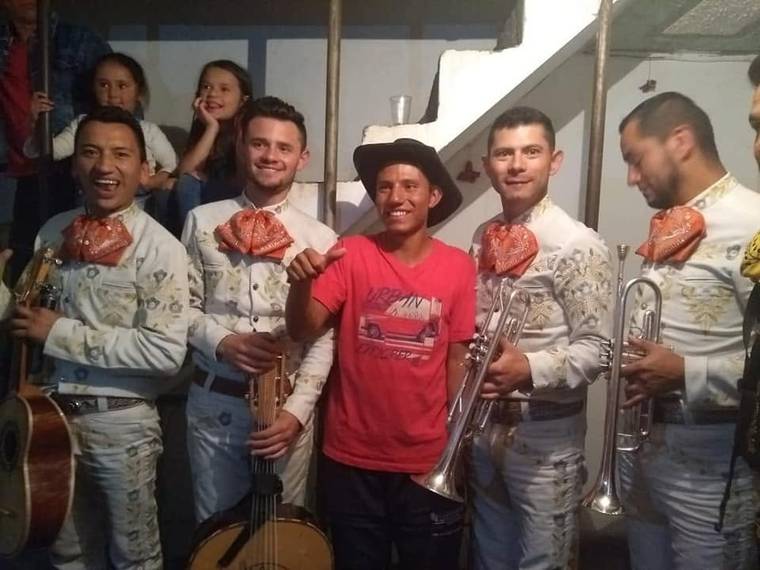 Mariachi juvenil con trompetas y guitarrón durante una serenata a domicilio en Bogotá
