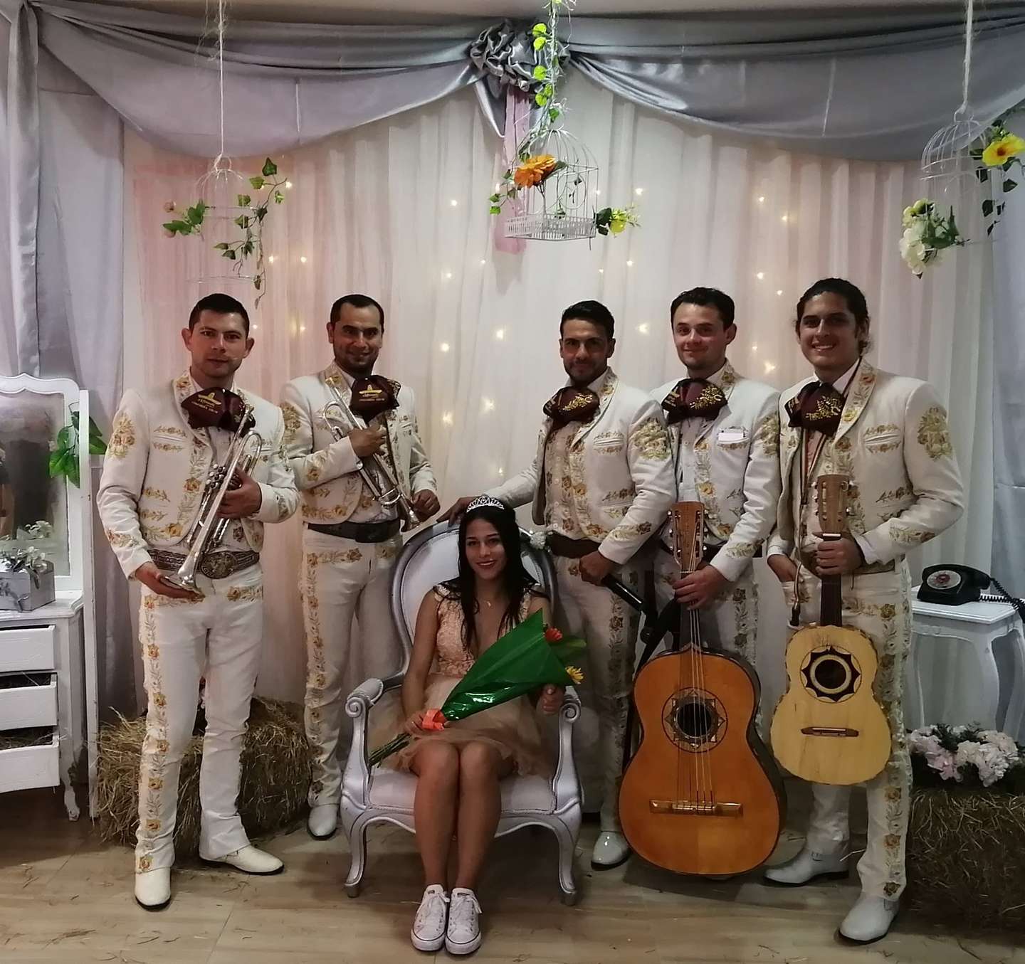 Mariachi juvenil de Bogotá con trajes de gala durante una serenata de quince años