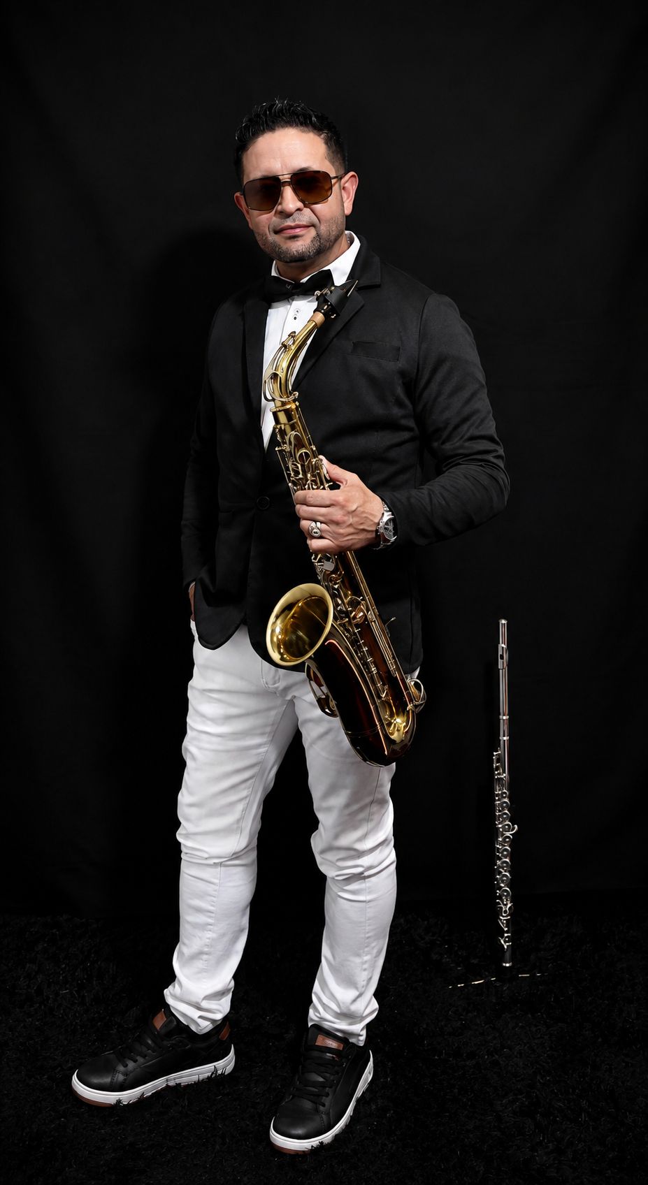 Saxofonista en Bogotá con smoking y saxofón tenor en una velada privada