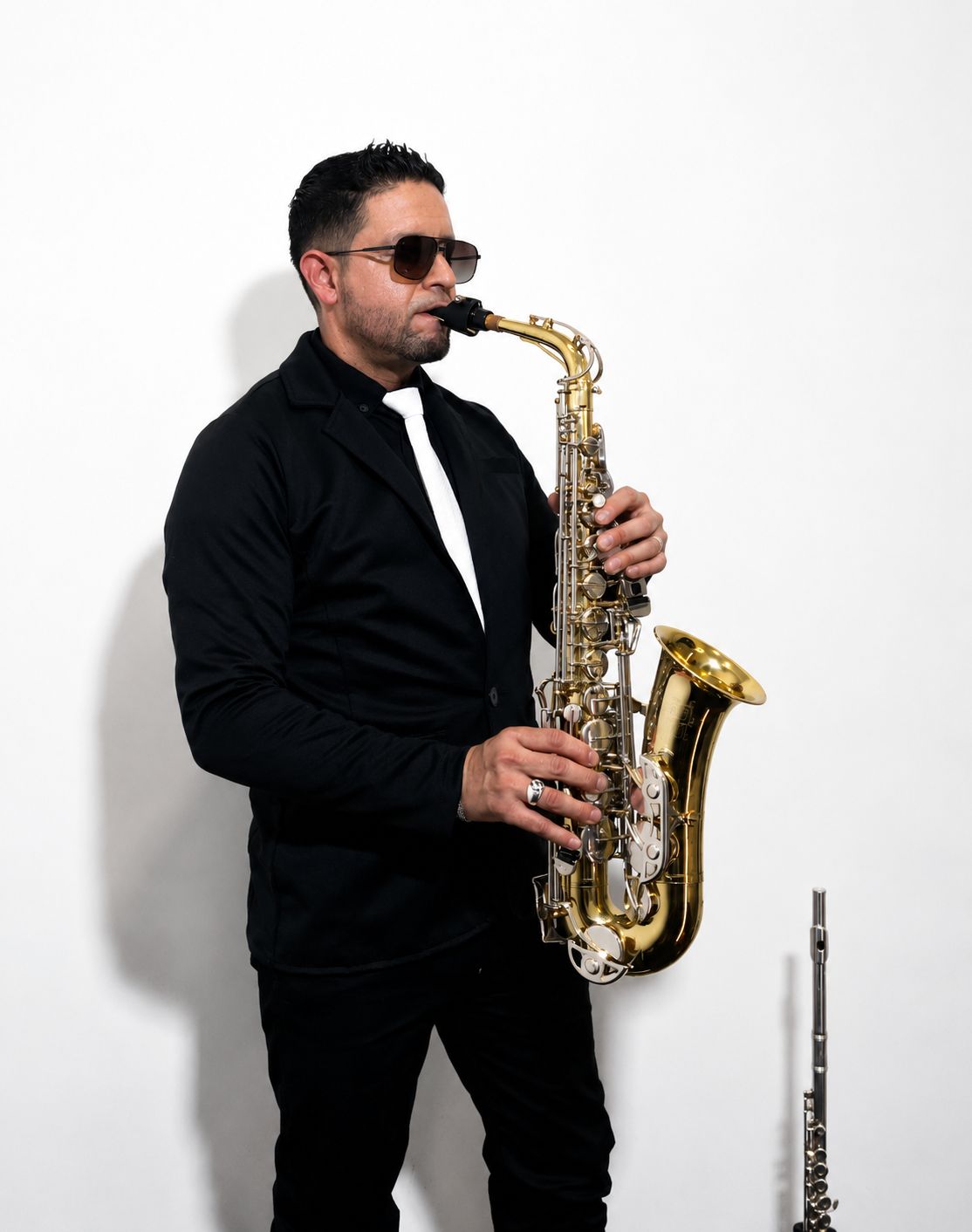 Saxofonista profesional de Bogotá interpretando saxofón alto en un cóctel corporativo