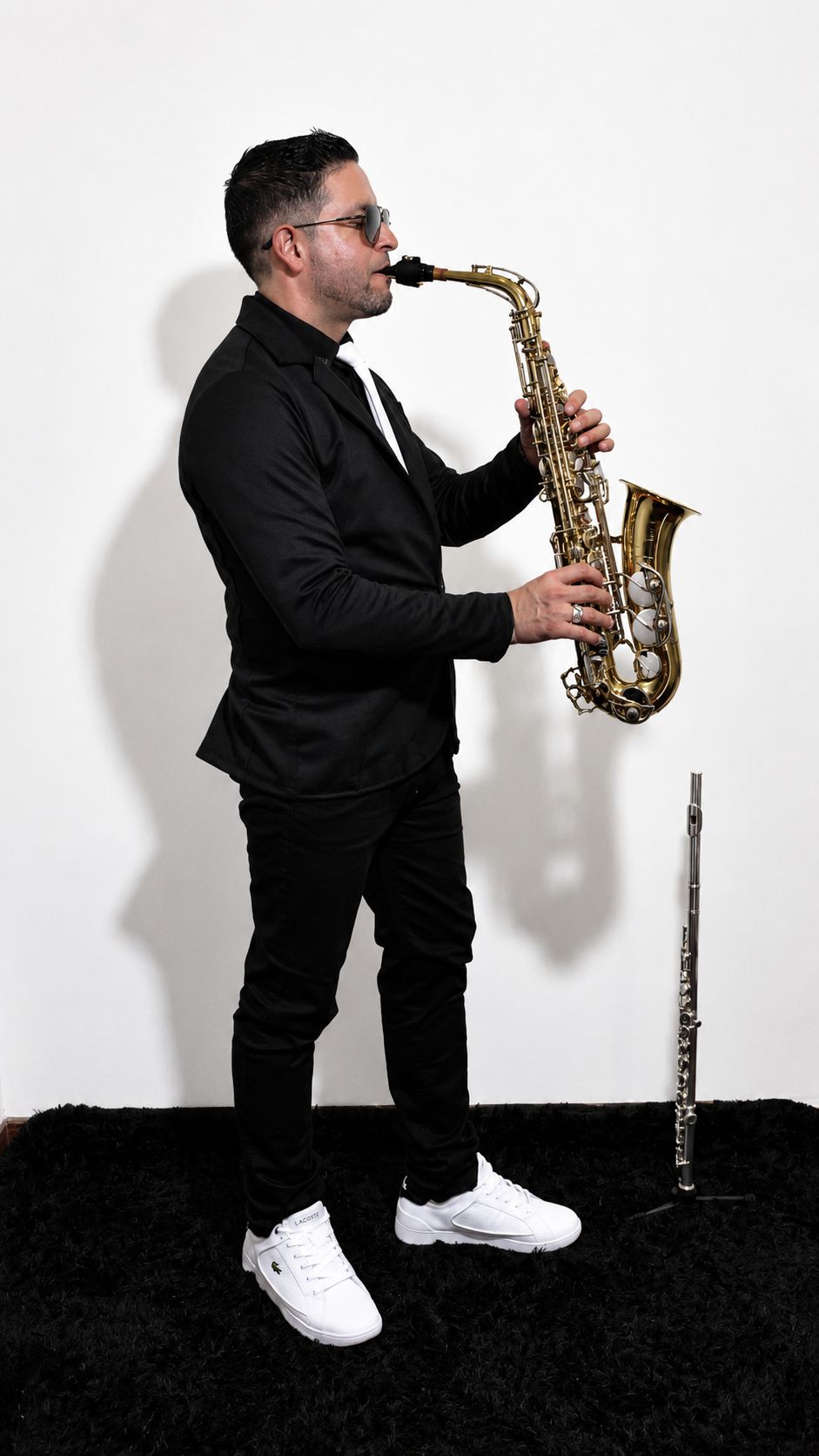 Saxofonista y flautista en Bogotá durante una recepción con saxofón y flauta traversa