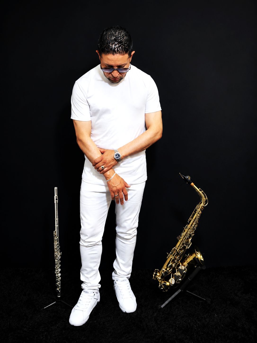 Saxofonista en Bogotá acompañado de su saxofón alto y su flauta traversa sobre atriles