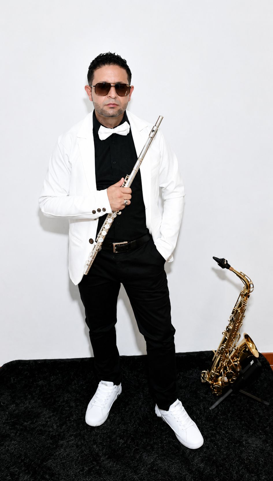 Músico multiinstrumentista de Bogotá con flauta traversa y saxofón en un lanzamiento de marca