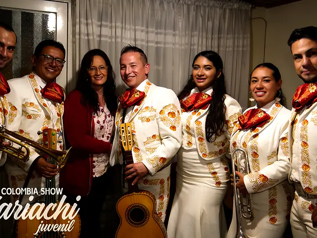 El mariachi posando con una clienta tras la serenata familiar en Bogotá