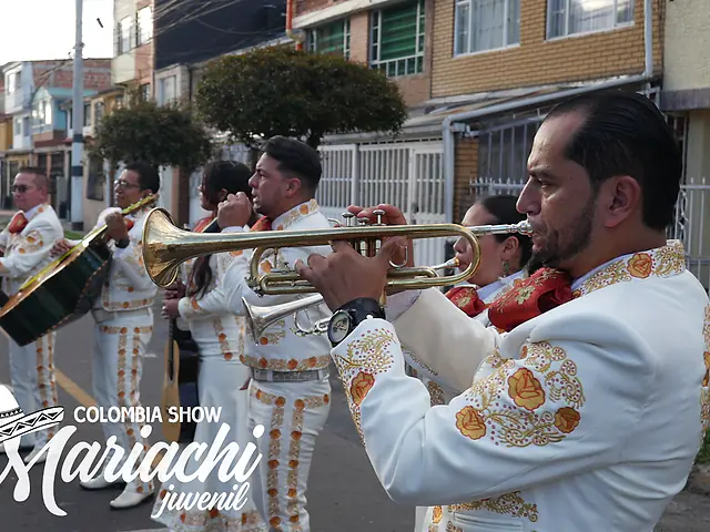 Trompetas del Mariachi Colombia Show sonando en una calle de Bogotá