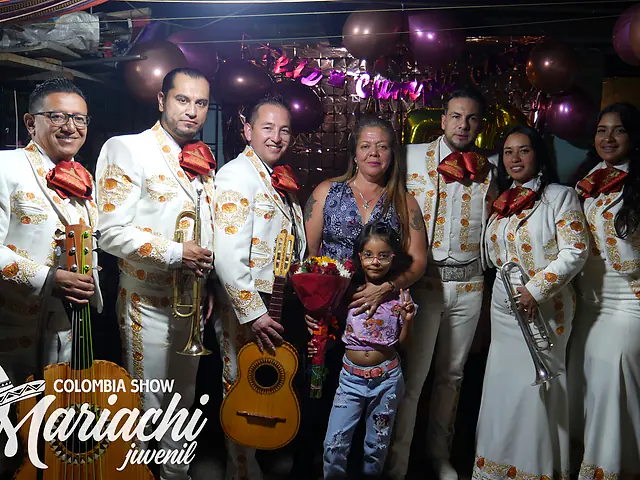 Mariachi Colombia Show en una celebración nocturna con toda la familia en Bogotá