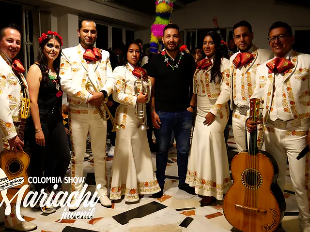 Mariachi Colombia Show en una fiesta mexicana con piñata en Bogotá