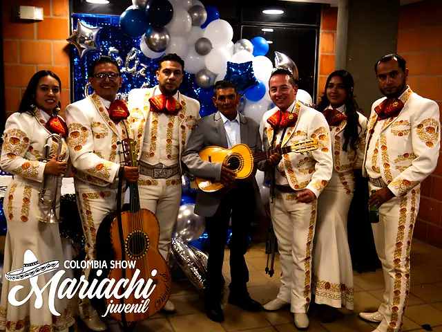 Mariachi amenizando un evento en salón social en Bogotá