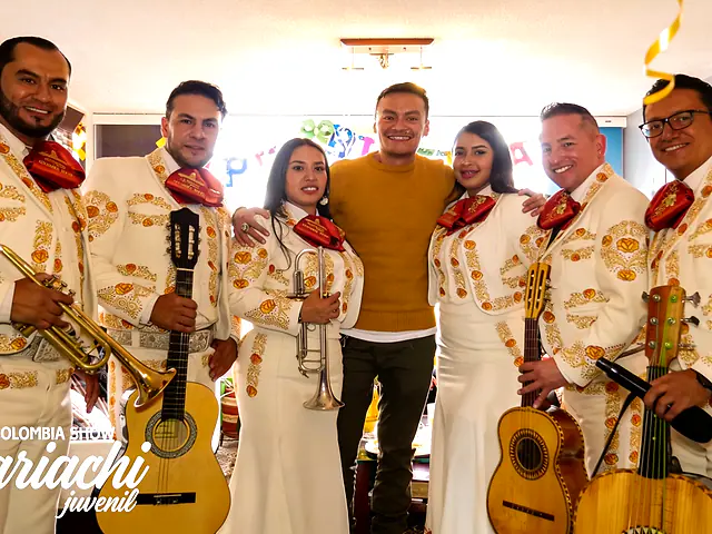 Celebración de cumpleaños en casa con mariachi en vivo en Bogotá