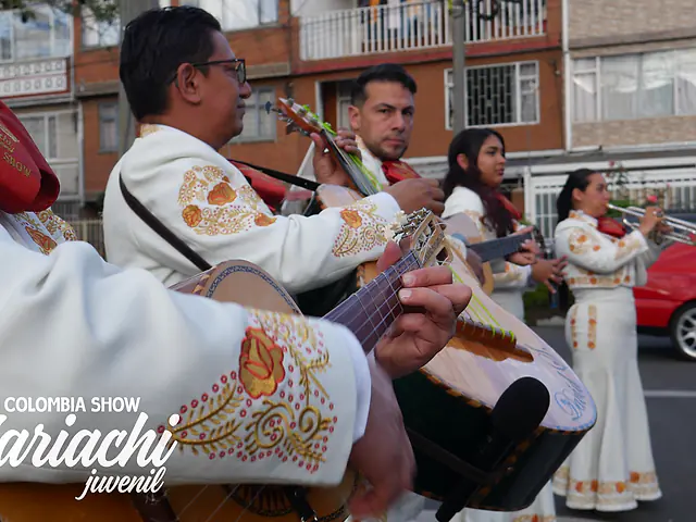 Mariachi Colombia Show llegando a dar una serenata en una calle de Bogotá