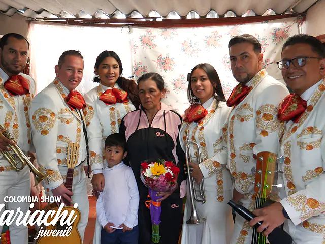 Mariachi acompañando a una familia en la serenata a la abuela en Bogotá