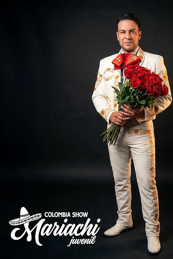 Músico del Mariachi Juvenil Colombia Show de cuerpo entero con traje de charro y un ramo de rosas rojas