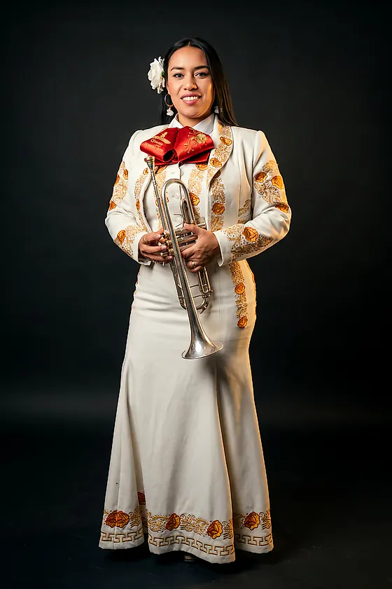 Trompetista del Mariachi Juvenil Colombia Show de cuerpo entero con traje de charro femenino
