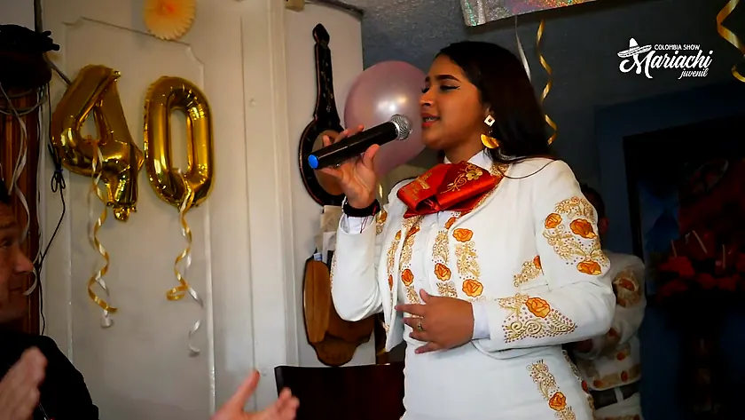 Mariachi Juvenil Colombia Show dando una serenata en Bogota