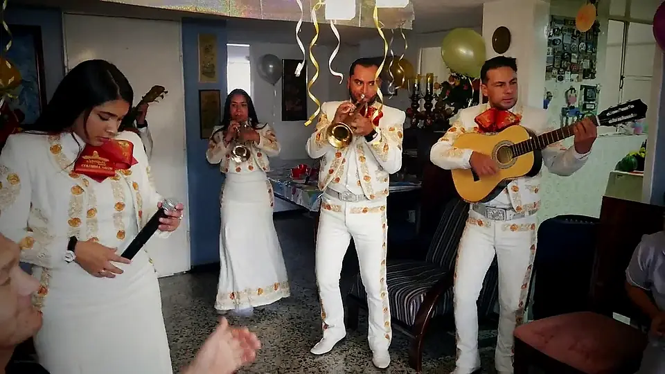 Mariachi Juvenil Colombia Show tocando en vivo durante una celebración en una casa de Bogotá